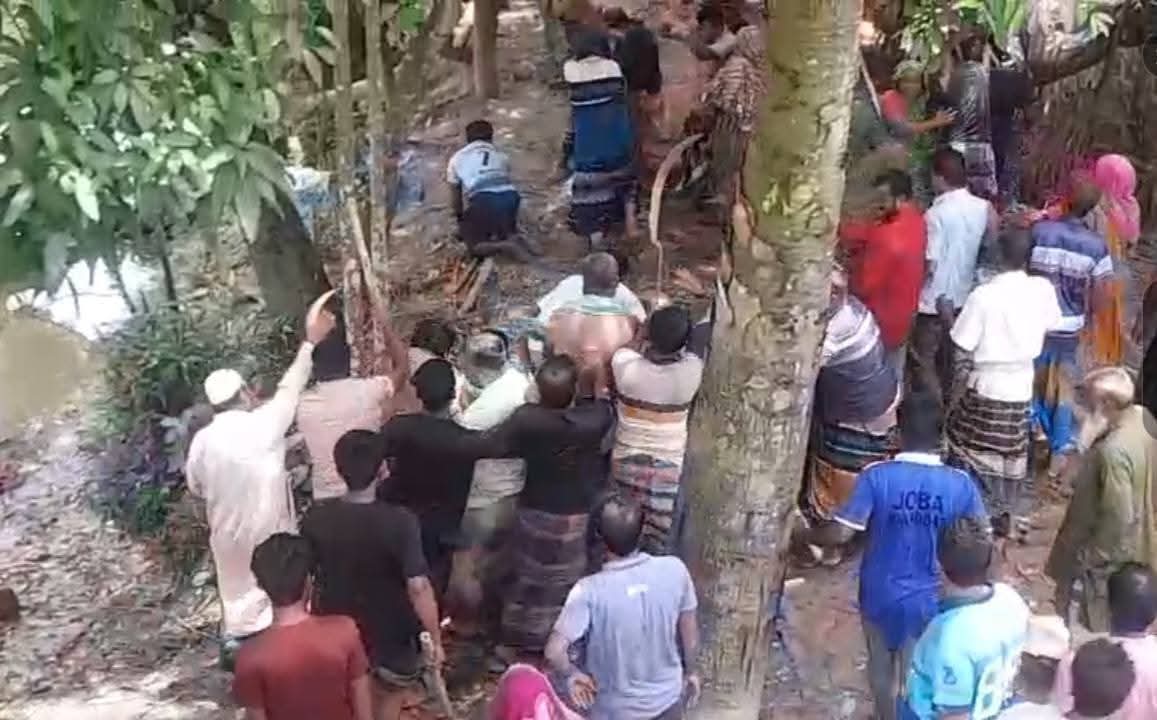 ঝিনাইদহের হরিনাকুন্ডু উপজেলায় জমি সংক্রান্ত বিরোধের জেরে আওয়ামীলীগ-ছাত্রলীগের হামলায় অনেকেই জখম হয়েছেন