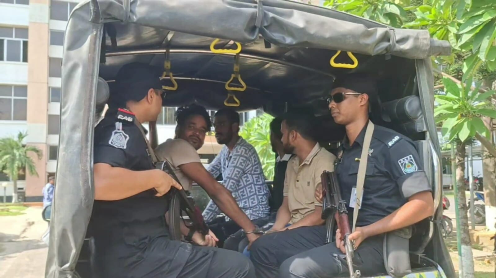 সোনারগাঁয়ে ৬ ডাকাত আটক, ১০১ কেজি গাঁজা উদ্ধার