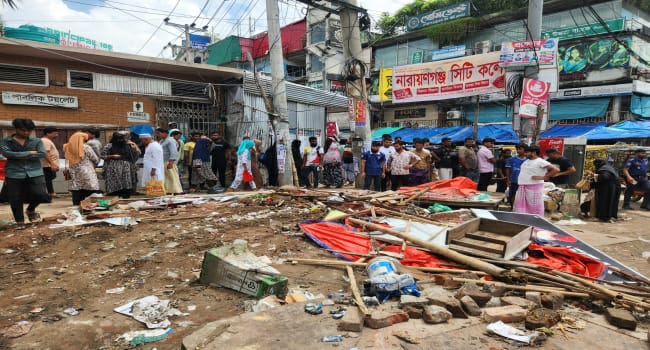 সোনারগাঁও সওজের জায়গায় অবৈধ পাঁচ শতাধিক দোকান উচ্ছেদ