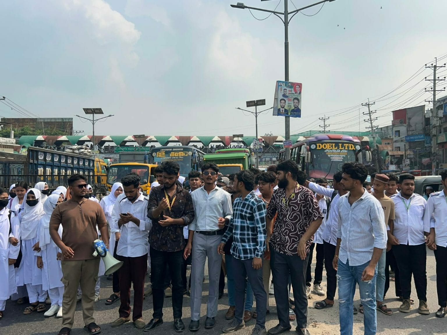 সোনারগাঁওয়ের শিক্ষার্থীদের বাস ভাড়া হাফ করার দাবিতে মহাসড়ক অবরোধ 