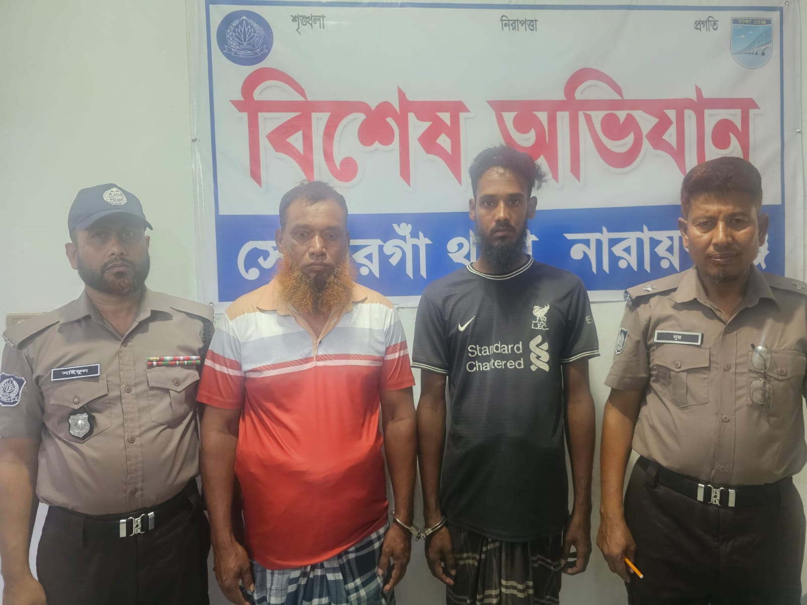 সোনারগাঁয়ে মেঘনা নদীতে অবৈধ বালু উত্তোলনের দায়ে তিনজন গ্রেপ্তার, ড্রেজার পাইপসহ মালপত্র জব্দ 