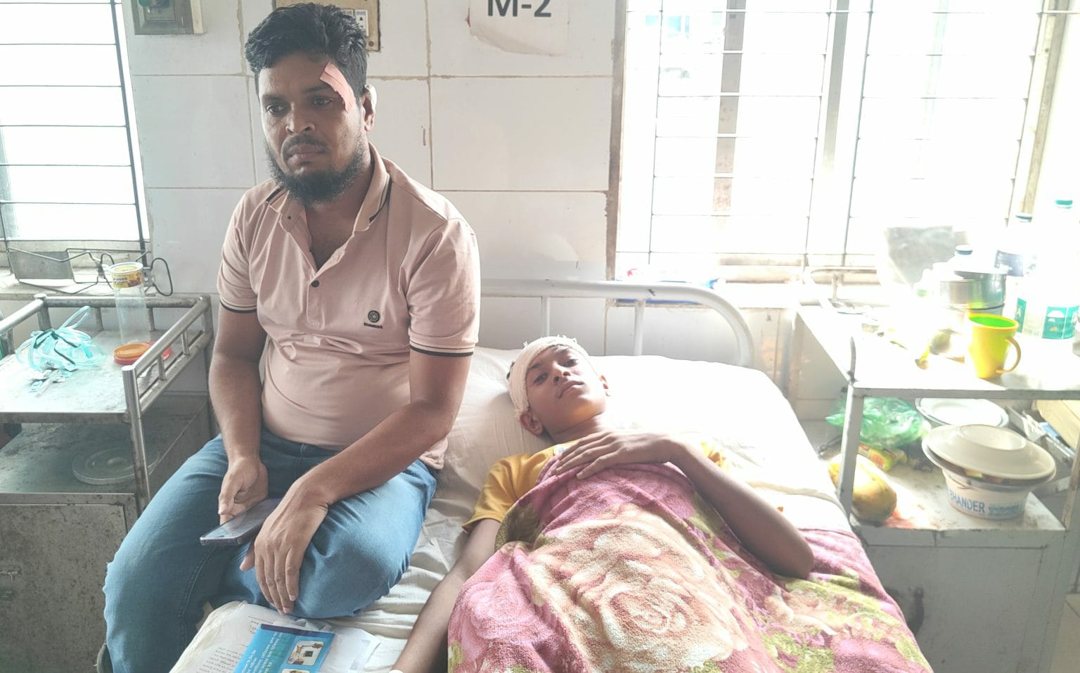 সোনারগাঁও পারিবারিক কলহের বাব ছেলে সহ তিনজনকে পিটিয়ে জখম।থানায় আপনভাই সহ ৪ জনের নামে অভিযোগ
